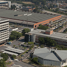 Mercedes-Benz do Brasil confirma que vai interromper temporariamente as atividades de suas fábricas