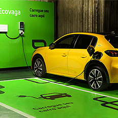 Stellantis se junta ao projeto Ecovagas para expansão da primeira rede de recarga semipública para veículos híbridos e elétricos