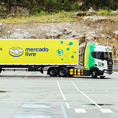 Mercado Livre expande frota sustentável com novos caminhões a gás