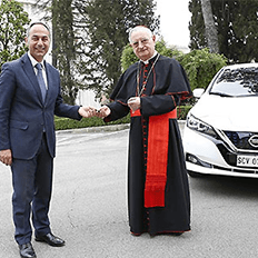 Nissan entrega um veículo 100% elétrico Nissan LEAF para o Vaticano