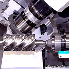 Junker desenvolve novas tecnologias que permitem retificar os eixos do compressor com alta precisão 