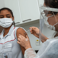 Grupo Stellantis conclui a aplicação de 6 mil doses de vacinas contra a Covid-19 em colaboradores