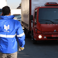 Ação educativa da CETESB com motoristas de veículos movidos a diesel