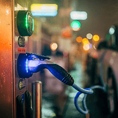 Inglaterra exige que novas construções tenham carregadores “smart” para carros elétricos