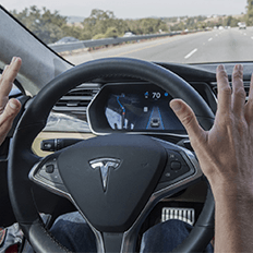 Quando o Autopilot dos carros Tesla está ligado motoristas ficam menos atentos à estrada