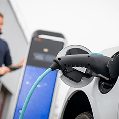 Consumidores gostariam de ter carros elétricos e híbridos à disposição para compra no país