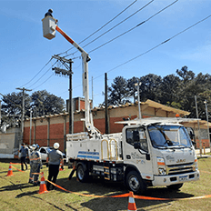 Enel anuncia que vai usar caminhão elétrico com cesto em sua frota de operações técnicas
