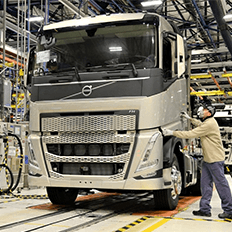 Volvo inicia a produção em série dos caminhões da linha F na fábrica de Curitiba