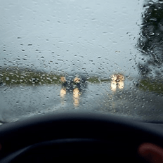 Motoristas devem manter boas condições de seus veículos em dias chuvosos  