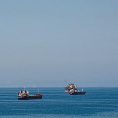 Acordo para descarbonizar o transporte marítimo e reduzir a poluição plástica nos oceanos