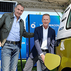 Volkswagen anuncia parceria com a BP para construir uma rede de estações de recarga para carros elétricos
