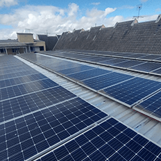 Painéis absorvem os raios solares transformando-os em fonte de geração de energia 