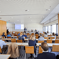 TOMRA pratica um papel-chave em fechar o ciclo das embalagens PET para bebidas 