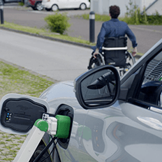 Ford desenvolve o protótipo de um robô operado pelo smartphone que realiza a recarga