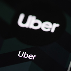 Dara Khosrowshahi anuncia que a Uber se une a montadoras para projetar carros elétricos mais baratos