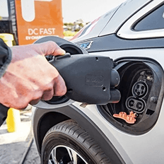 Falta de padronização de tomadas de recarga é uma questão que precisa ser abordada com urgência