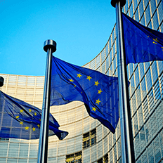 Comissão da UE permite que veículos com motor a combustão sejam vendidos a partir de 2035