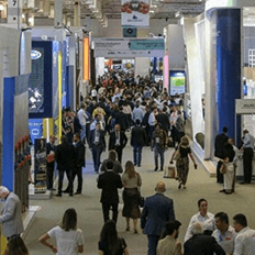 Calendário de feiras e eventos estima que em 2023 serão realizadas cerca de 985 exposições de negócios no país 