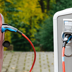 Carros elétricos e energia solar são benéficos para o planeta e muito mais econômicos que os outros recursos 