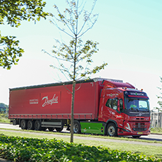 Volvo entrega os primeiros caminhões elétricos para transporte de cargas pesadas do mundo para a Danfoss