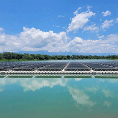 Grupo AB Areias ergue uma usina solar flutuante em um lago de mineração