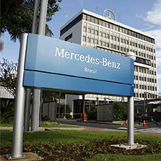 Comitiva do Governo do Chile conheceram a linha de produção de chassis de ônibus da Mercedes-Benz 