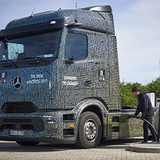 Mercedes-Benz Trucks carrega um protótipo do eActros 600 em uma estação de recarga com potência de 1 megawatt