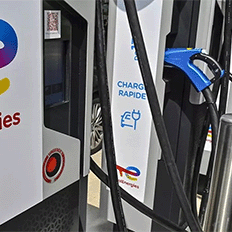 TotalEnergies e a SSE criam joint venture para investimentos em infraestrutura de carregamento de veículos elétricos 