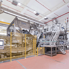 A fabricação de não tecidos por via úmida requer uma combinação de máquinas da indústria têxtil e de fabricação de papel