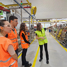 Schneider Electric recebe jovens para uma experiência imersiva em sua planta industrial de Blumenau 