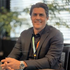 O uso de energia limpa surge como uma resposta estratégica essencial para empresas que desejam se destacar