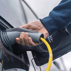 A frota de veículos elétricos e híbridos vem crescendo no Brasil 