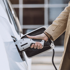 A frota de veículos elétricos no Brasil tem registrado um crescimento expressivo nos últimos anos