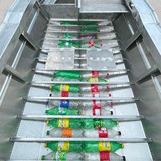 Garrafas PET viram sistema de flutuação em barcos e ajudam a transformar 3 toneladas de plástico por ano