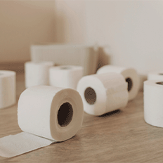 Papel higiênico com aditivos dificulta sua degradação e sustentável evita desmatar e gerar resíduos