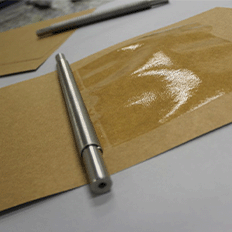 Cientistas desenvolveram papel biodegradável que reúne alta resistência, barreira contra líquidos, oxigênio e ação antibacteriana 