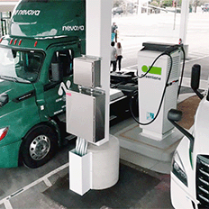 Estação de recarga da ABB impulsiona eletrificação do transporte de cargas nos EUA