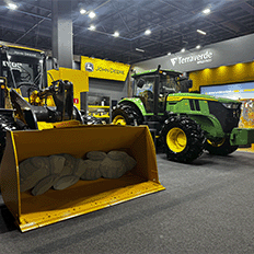 John Deere participa pela primeira vez do Salão Internacional do Automóvel de São Paulo 