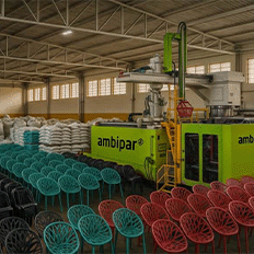 Ambipar transforma 2,2 toneladas de plástico em 320 mil cadeiras 100% recicladas