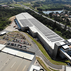 A adoção de sistemas solares fotovoltaicos para geração própria avançou 9,7% entre empresas e indústrias