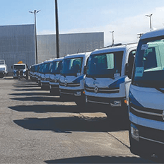 Praia Grande adquire caminhões Volkswagen para serviços no município do litoral paulista