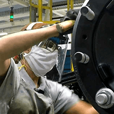 Mercedes-Benz retomou o segundo turno de produção de caminhões