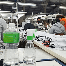 Indústrias adaptam-se e investem em soluções na área de biossegurança para manter as atividades