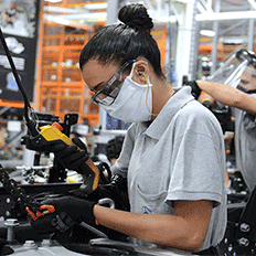 Fábricas adotam empregos temporários diante das incertezas do mercado