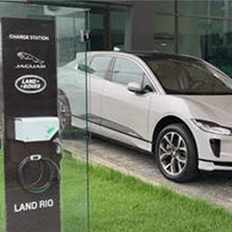 Jaguar Land Rover lançará programa para instalação de pontos de recarga para carros elétricos e híbridos