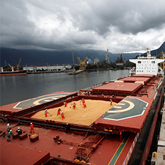 Brasil tem queda das importações em ritmo maior que o recuo das exportações