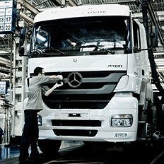 Mercedes-Benz é mais uma montadora que enfrenta a falta de insumos e componentes na produção     
