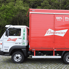 Ambev realiza operação de retrofit para converter 102 caminhões com motores a diesel em modelos movidos a energia elétrica