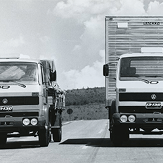 Volkswagen Caminhões e Ônibus celebra os 40 anos do lançamento de seus dois primeiros produtos desenvolvidos e produzidos no País